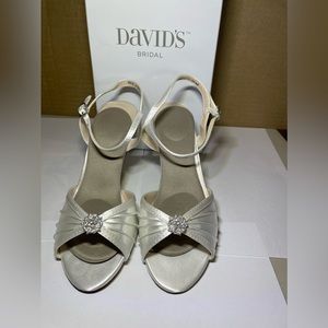 David’ Bridal White shoe 7.5